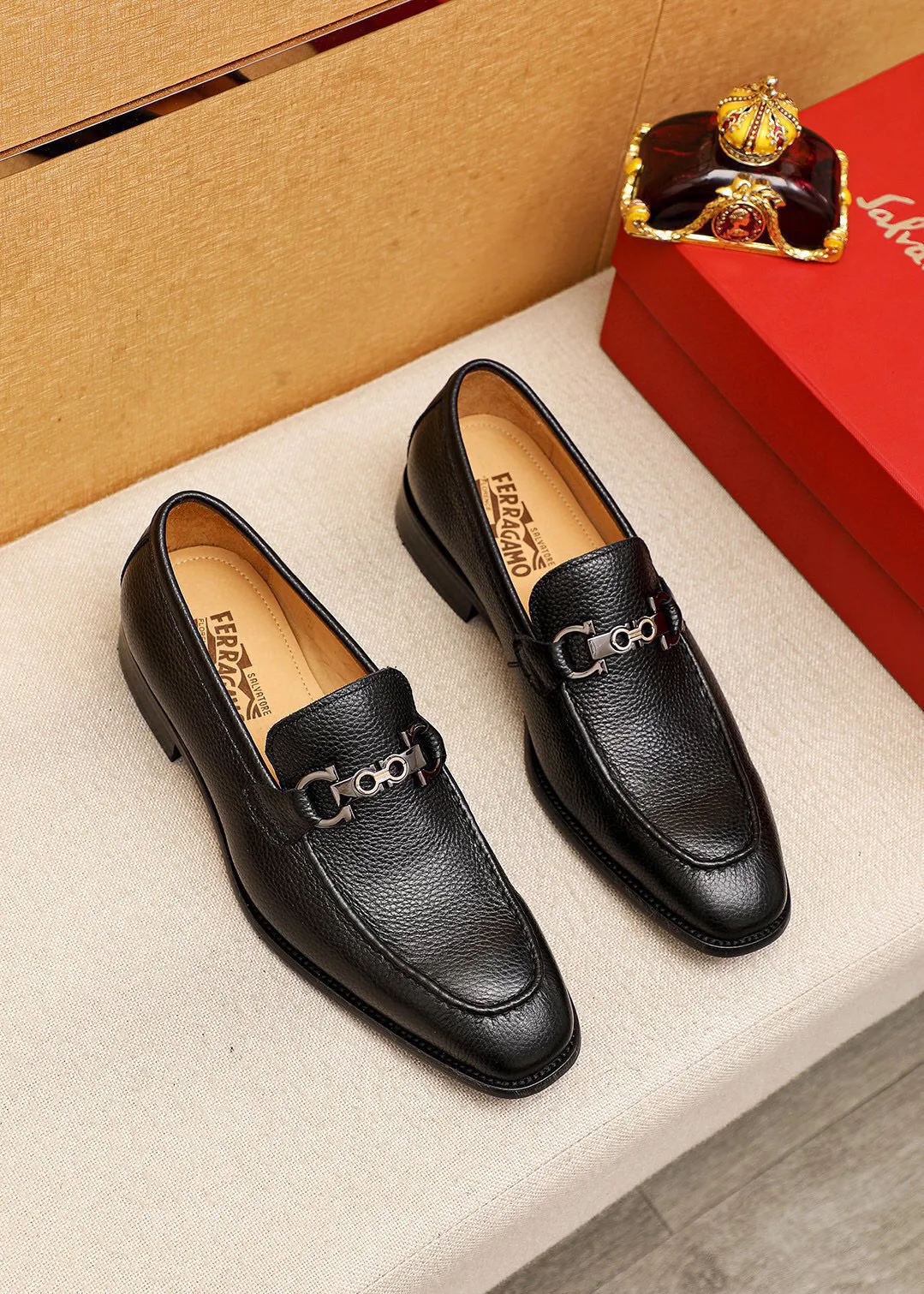Men's shoes 💰460 💐 Product trademark: Ferragamo "Ferragamo" casual leather shoes Regular size: 38-44 (45🉑️customized) Product materials: Selected imported first-layer pebbled calfskin upper + luxury hardware buckle, imported water-dyed cow leather lining. Strong three-dimensional visual effect, original combination outsole Color: 2⃣️colors available